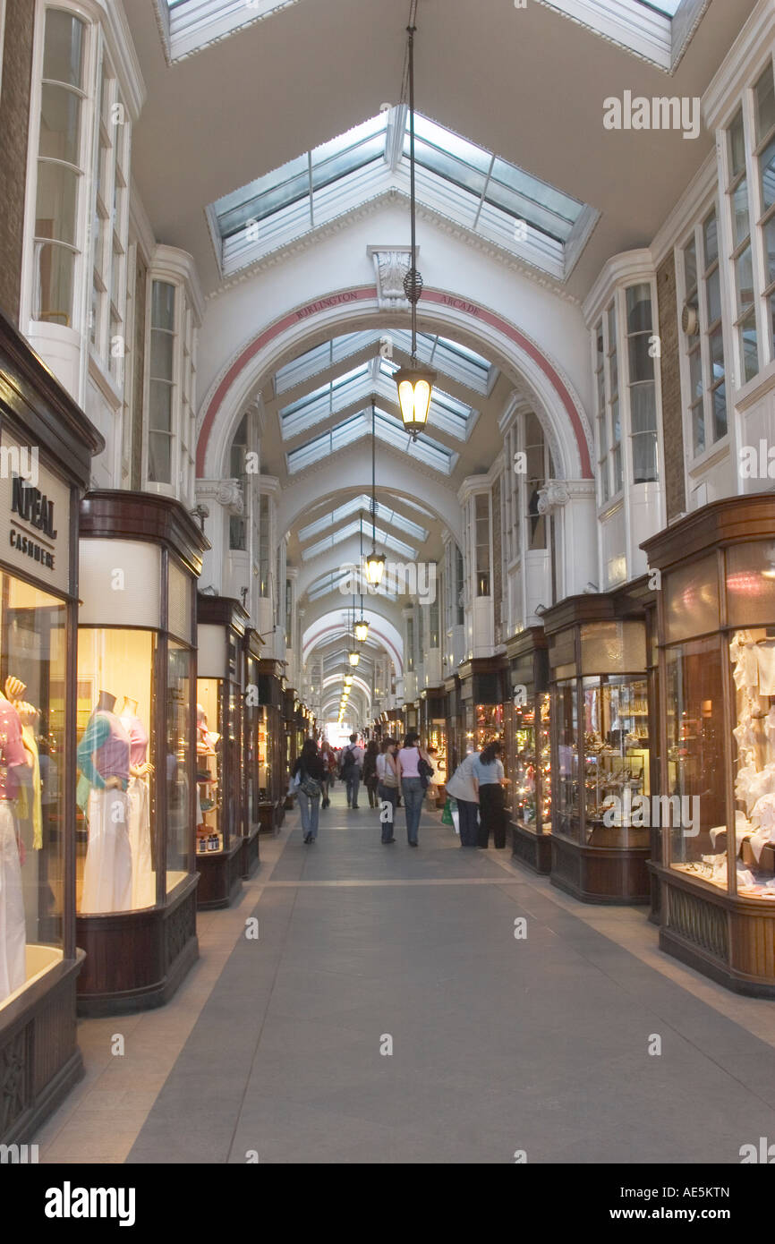 Fenêtre Personnes shopping in affluent Burlington Arcade avec fenêtre affiche et plafond voûté London England Banque D'Images