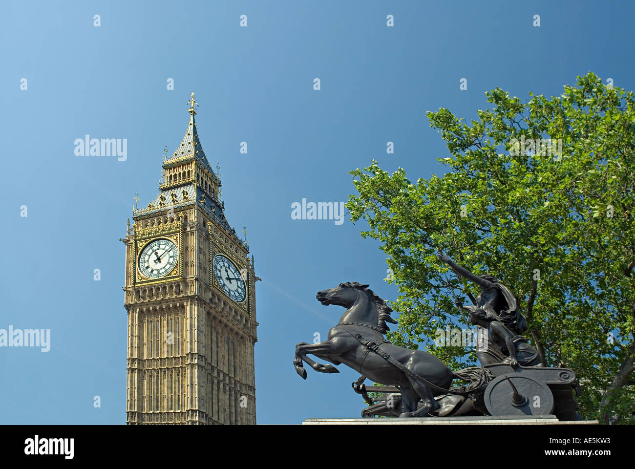London St Stephen s Tower contenant la cloche appelée Big Ben et la Reine Statue Bodicea London England Banque D'Images