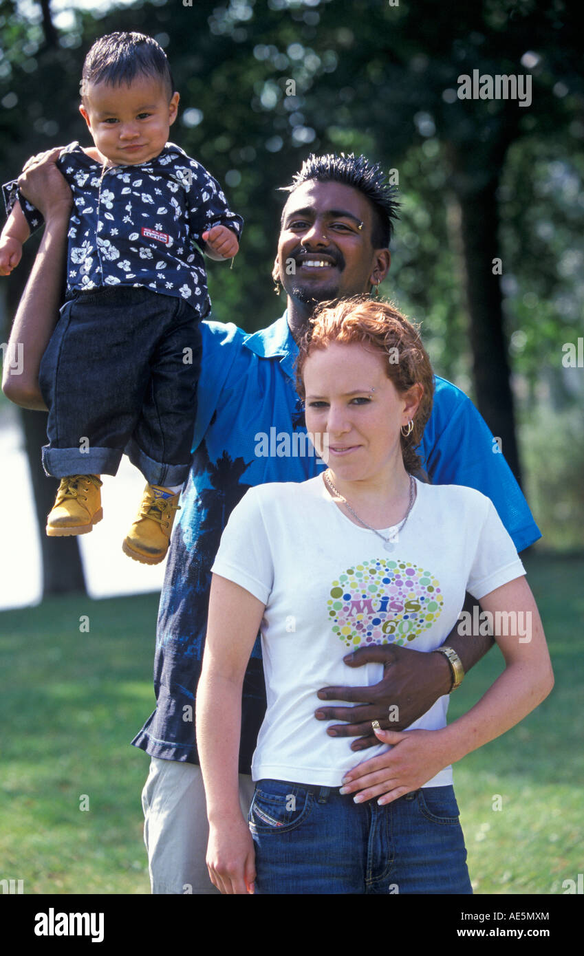 Jeune Couple Mixte Avec Leur Bebe Fils Photo Stock Alamy