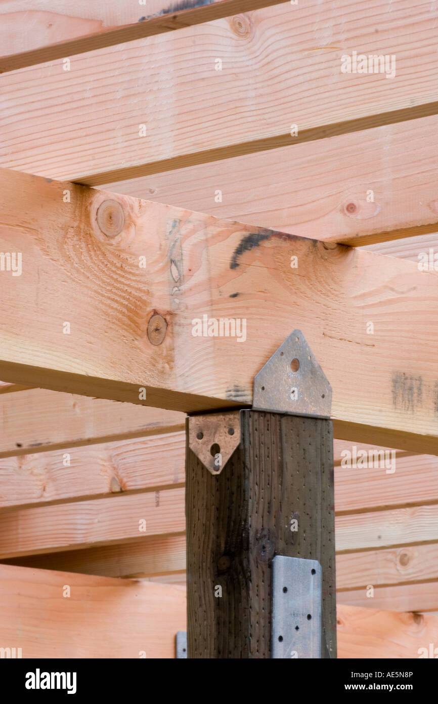 Poster de bois traité sous pression holding up girder et série de — free download