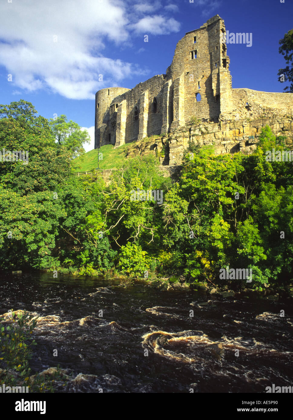 Le château reste dans la Rivière Tees Barnard Castle County Durham Banque D'Images