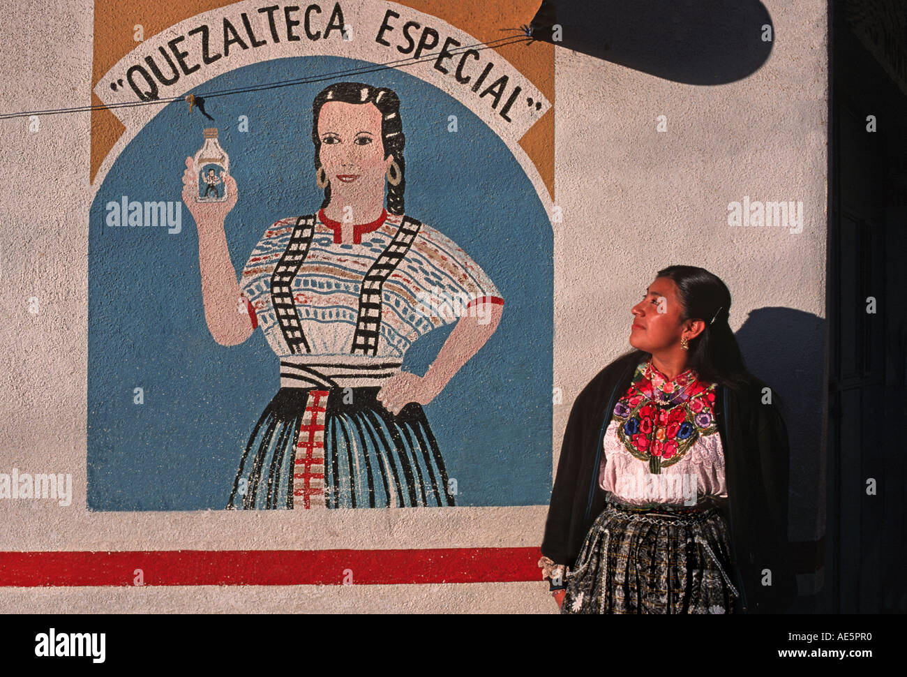 Robe femme guatémaltèque dans Maya à la recherche à un mur peint annonce Guatemala Amérique Centrale Banque D'Images