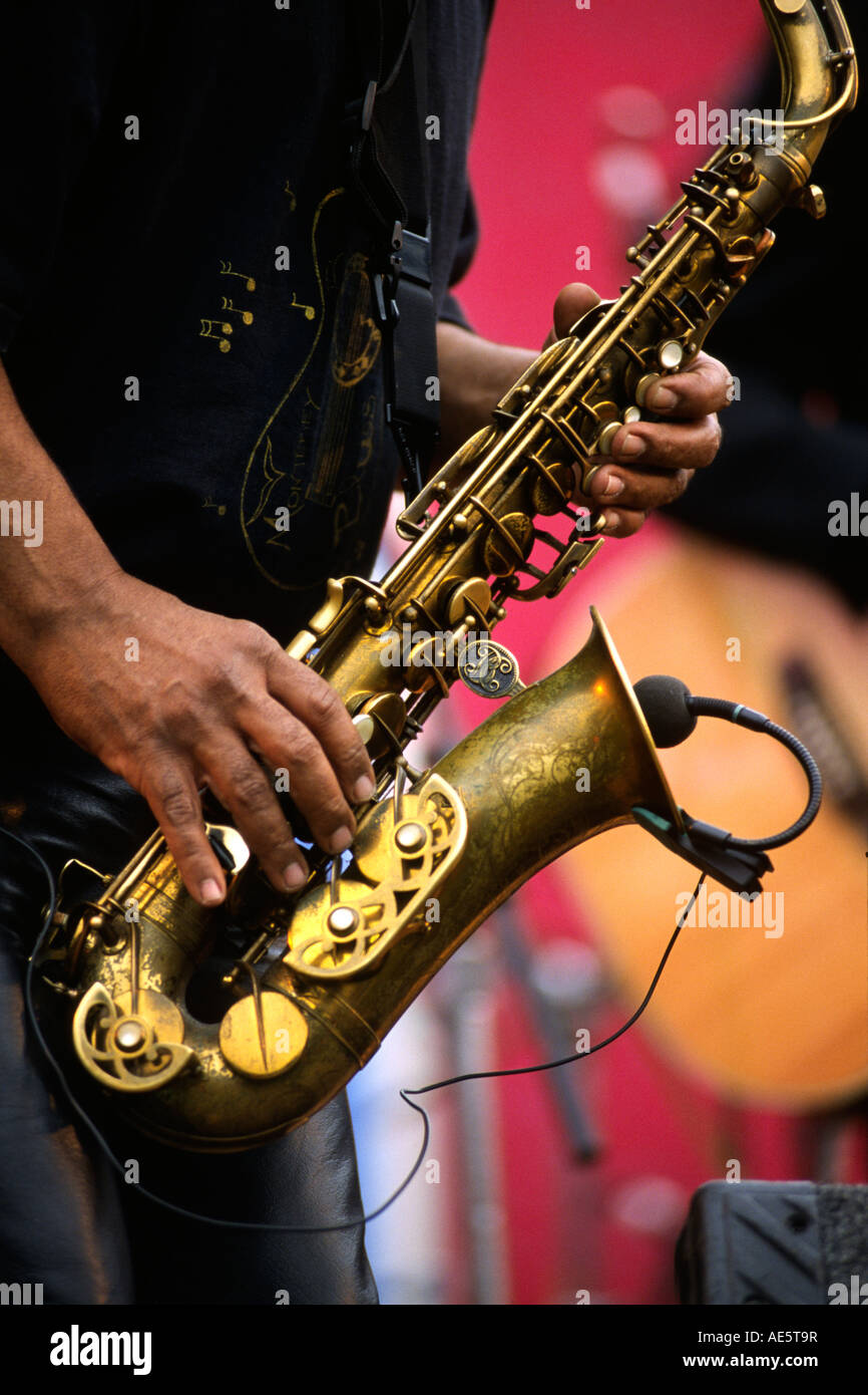 JIMMY McELROY joue du saxophone ténor avec son groupe au Monterey Bay BLUES FESTIVAL Banque D'Images