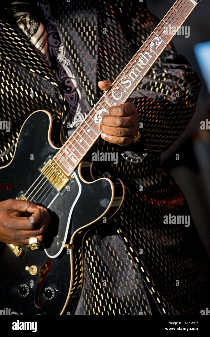 J C Smith joue la guitare pour son groupe au Monterey Bay BLUES FESTIVAL de Monterey, en Californie Banque D'Images