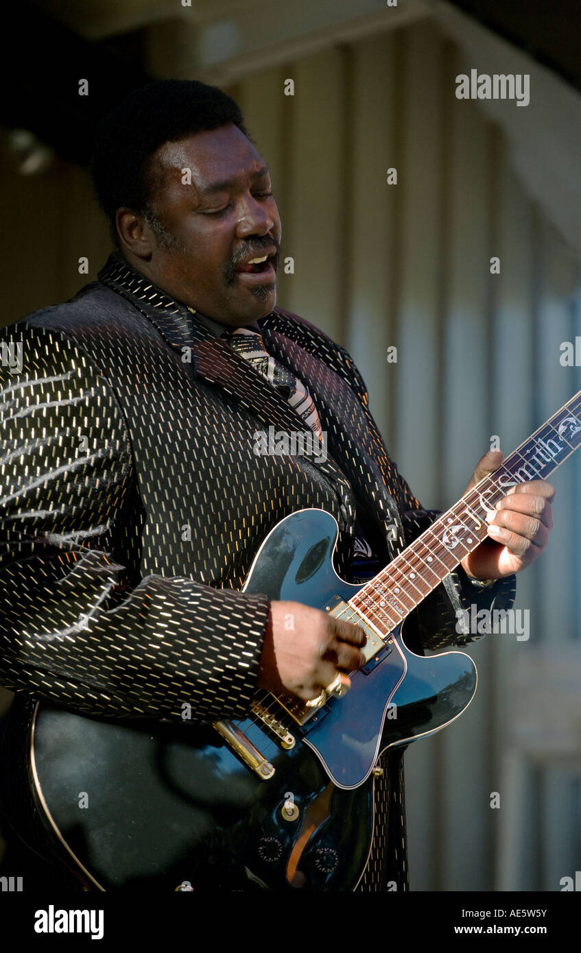 J C Smith joue la guitare pour son groupe au Monterey Bay BLUES FESTIVAL de Monterey, en Californie Banque D'Images