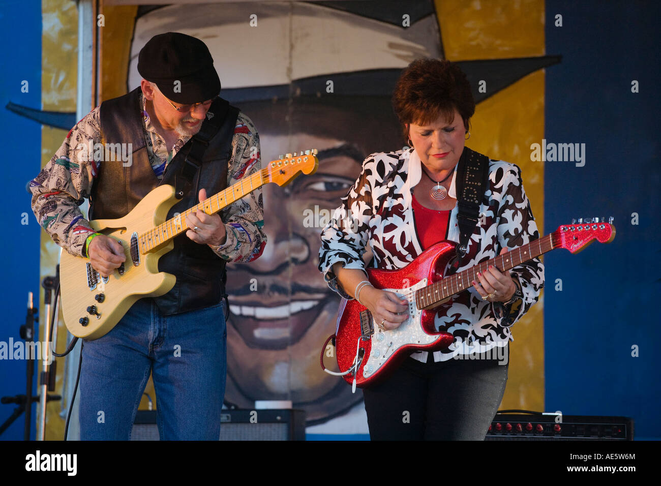 E G KIGHT joue la guitare pour son groupe au Monterey Bay BLUES FESTIVAL de Monterey, en Californie Banque D'Images