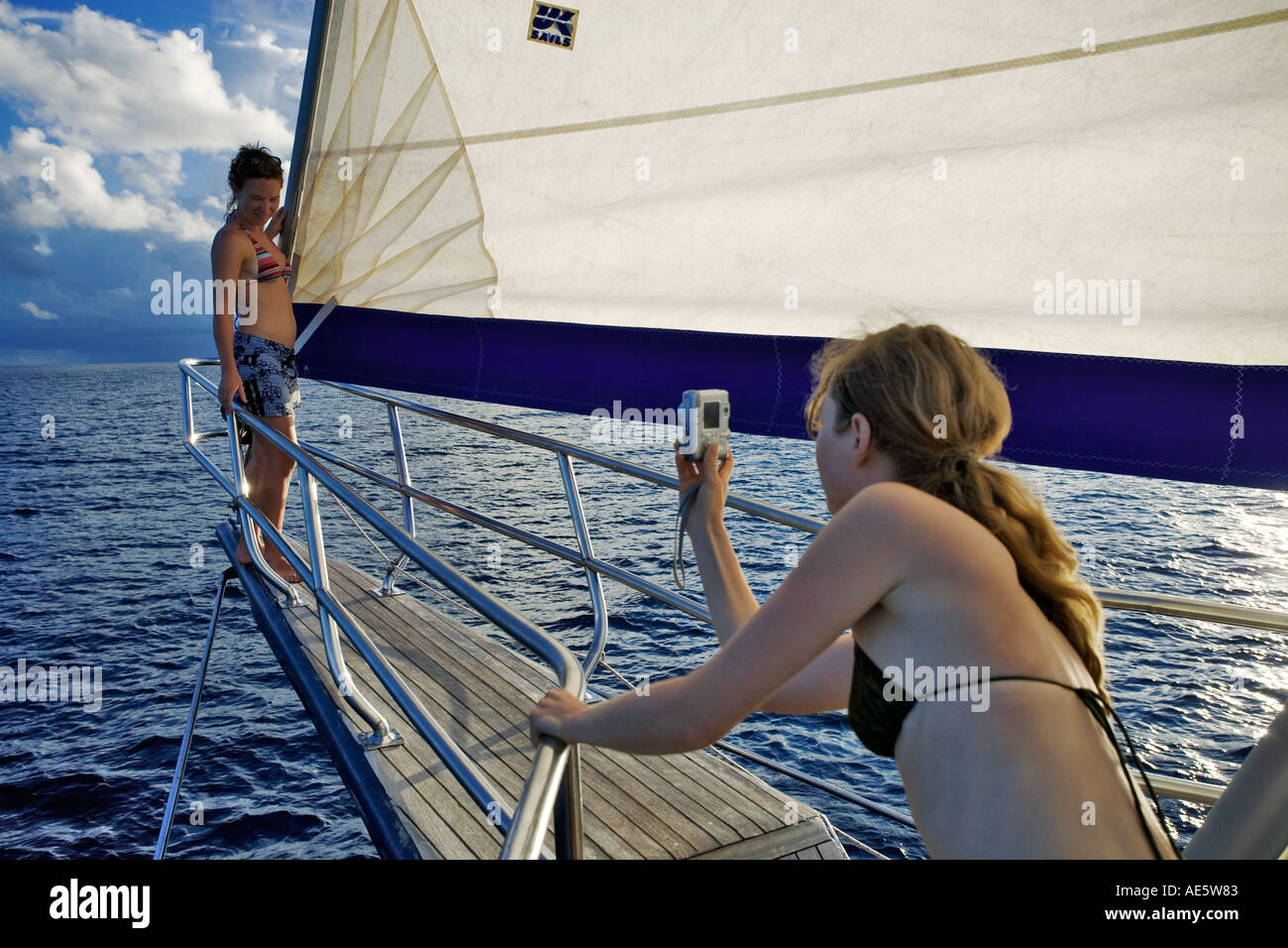 Photographier une autre femme femme posant sur l'avant du yacht Sea Star Yacht à voile Seychelles Banque D'Images