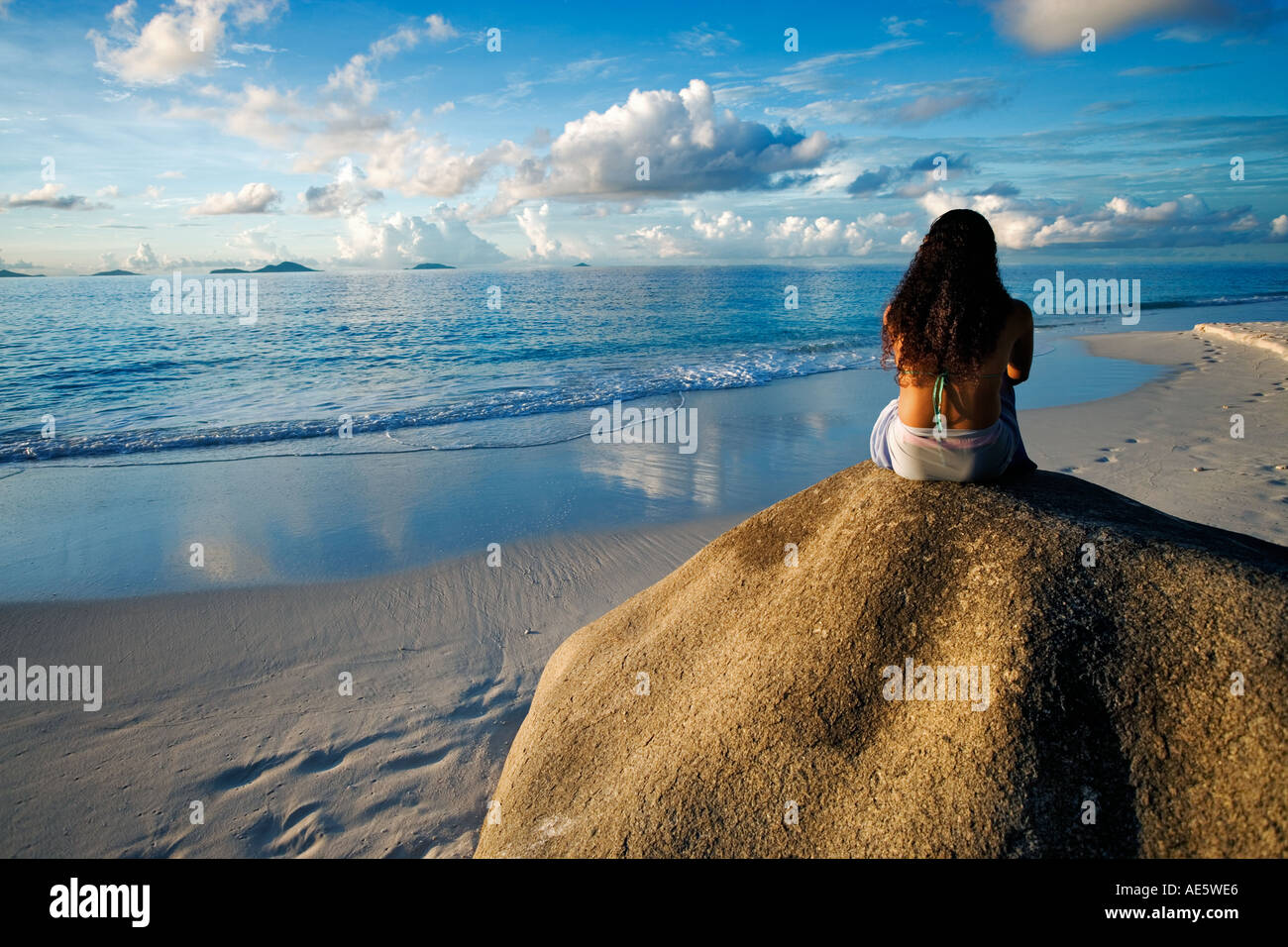 Woman relaxing on beach plage Anse Victorin Fregate Island Seychelles Banque D'Images