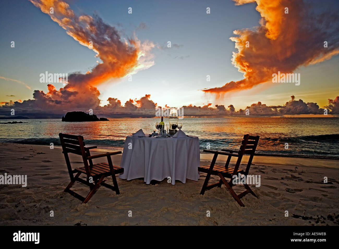 Table de dîner sur la plage Coucher du soleil en arrière-plan de parution bien Cousine Island Seychelles Banque D'Images