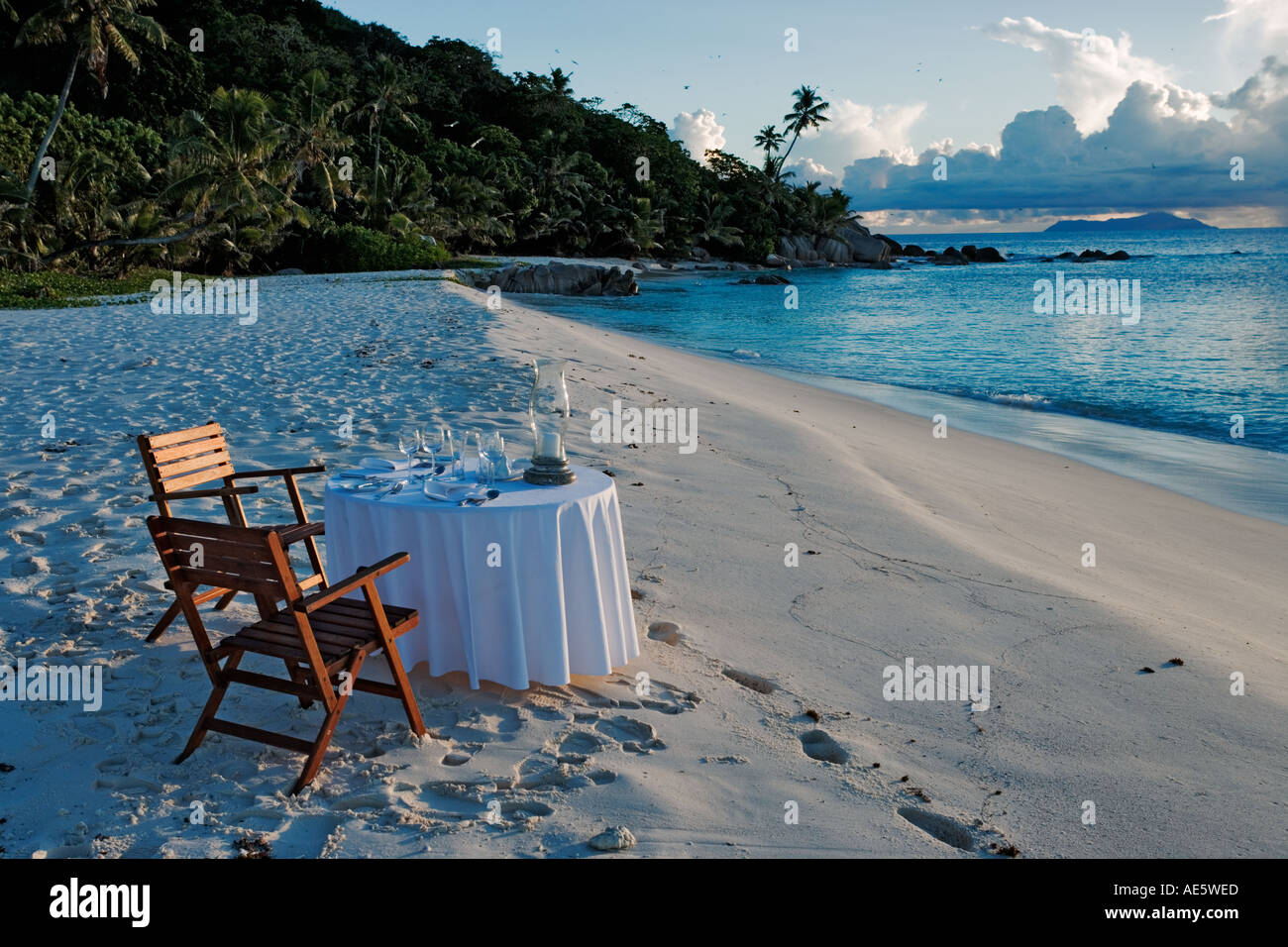 Table de dîner sur la plage Coucher du soleil en arrière-plan de parution bien Cousine Island Seychelles Banque D'Images