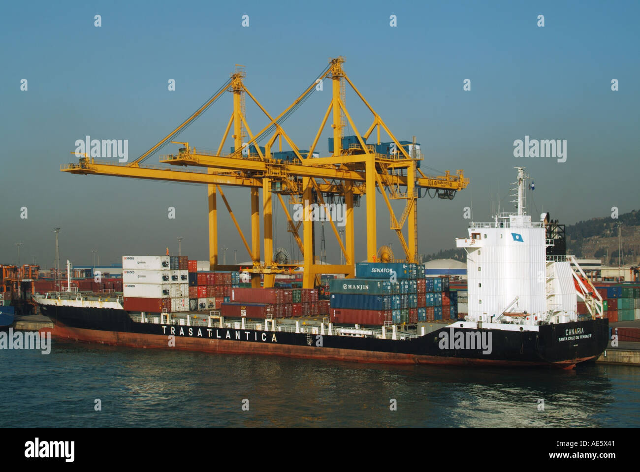 Les installations du port de Barcelone avec Trasatlantica Canaria container ship dock amarrée le long du Port de Barcelone Espagne Europe Banque D'Images