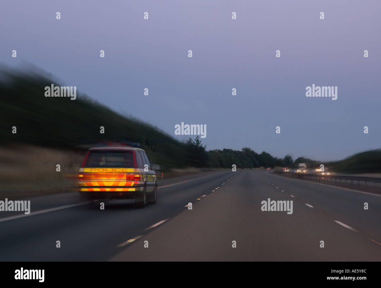RANGE ROVER POLICE VOITURE DE PATROUILLE DES DÉPLACEMENTS À GRANDE VITESSE SUR AUTOROUTE Banque D'Images