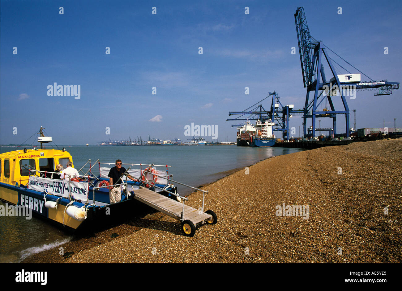 Style de débarquement des passagers d'Harwich ferry offre à la plage de galets par port à conteneurs Suffolk Felixstowe Banque D'Images