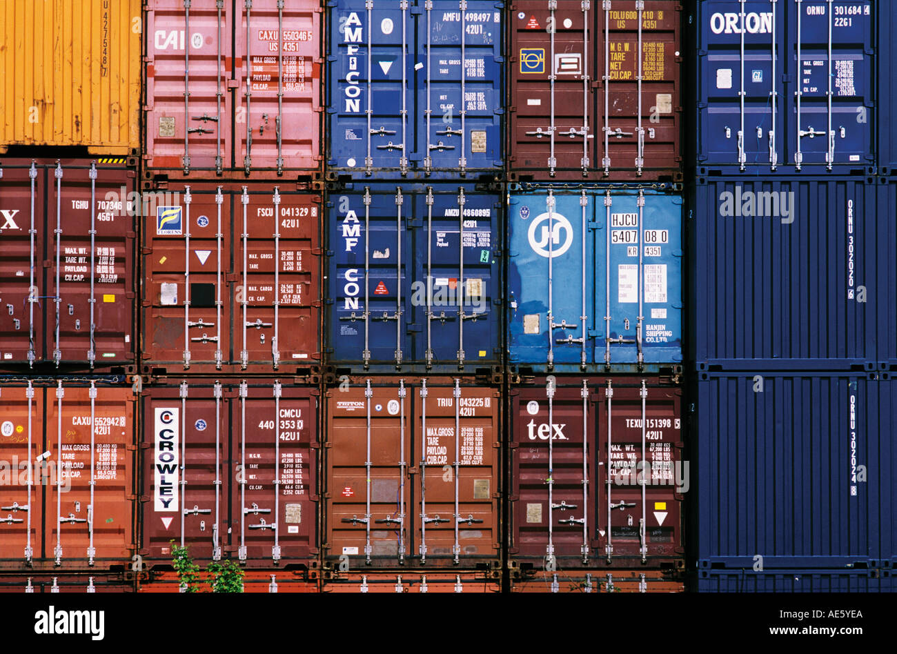 Pile de conteneurs de fret international en attente par les docks Felixstowe Banque D'Images