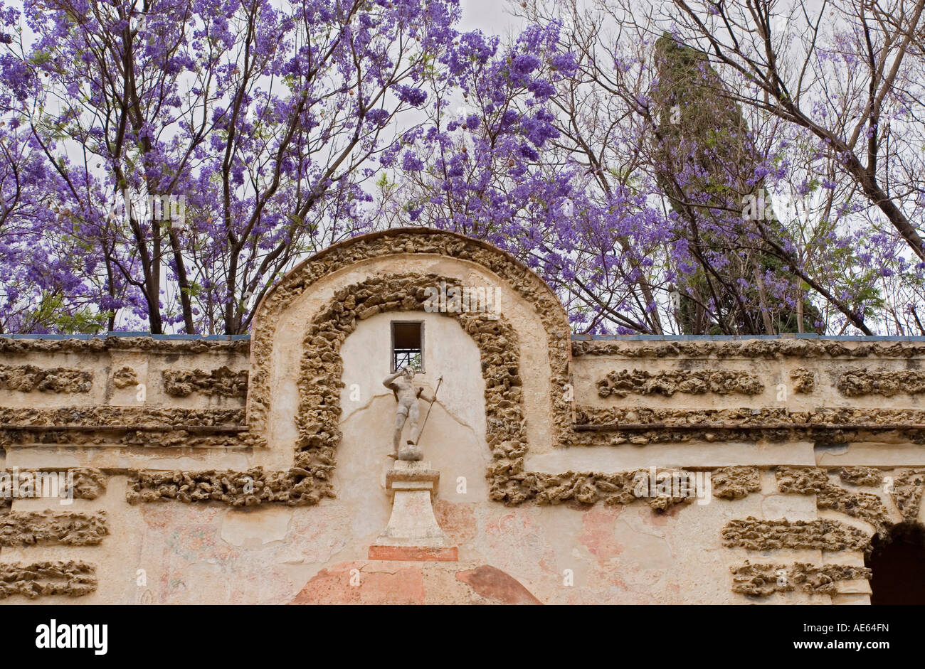 Détail architectural dans les jardins à l'Alcazar de Séville Andalousie Espagne Banque D'Images