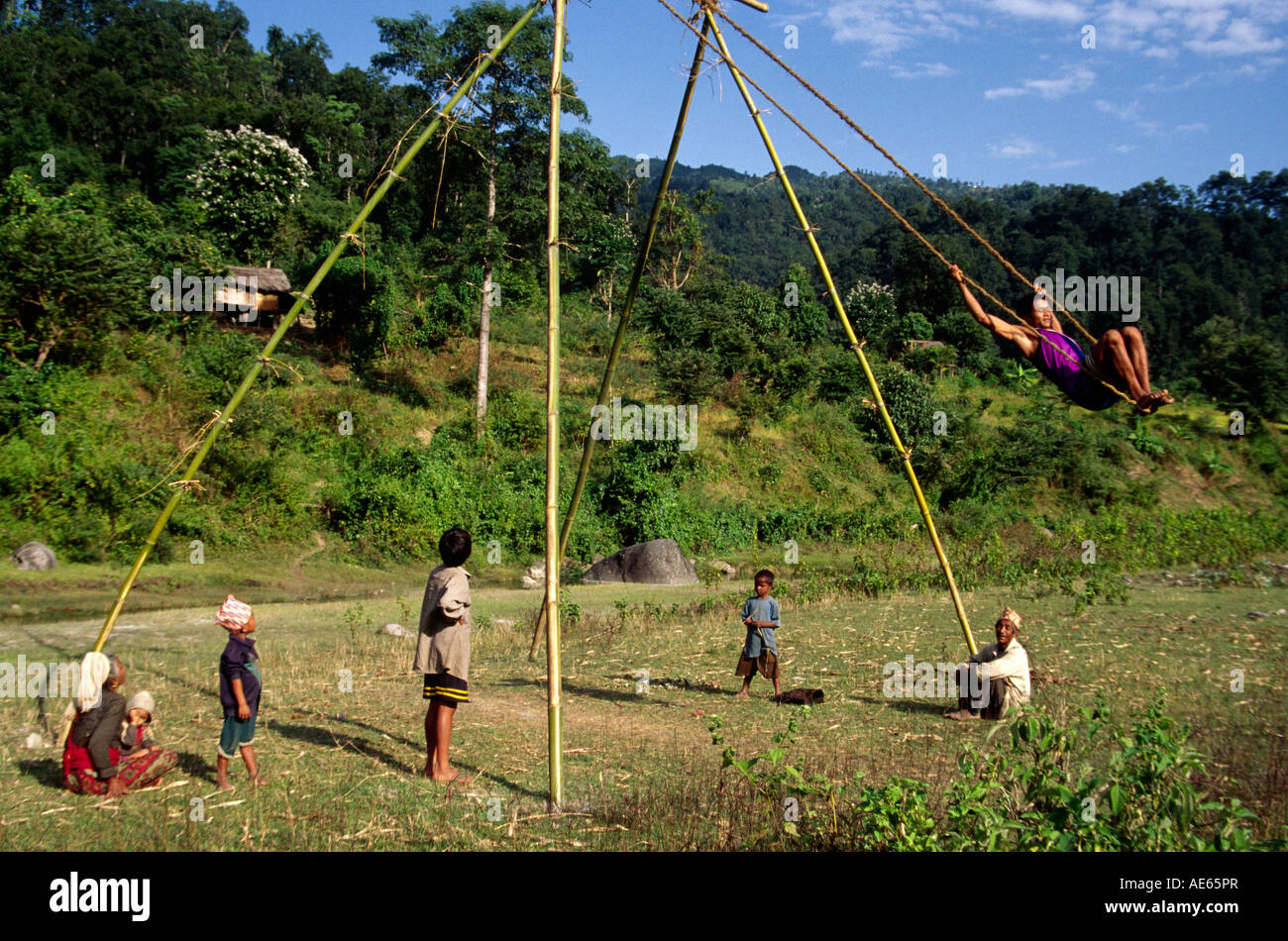 Les villageois profitez d'un swing fait maison dans la vallée au-dessus de la rivière Arun TREK NÉPAL MAKALU Tumlingtar Banque D'Images