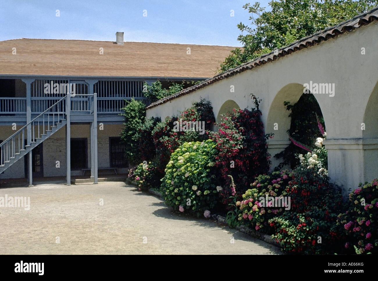 Le magnifique jardin de la cour de la MAISON DU PACIFIQUE DE LA CALIFORNIE MONTEREY historiques Banque D'Images