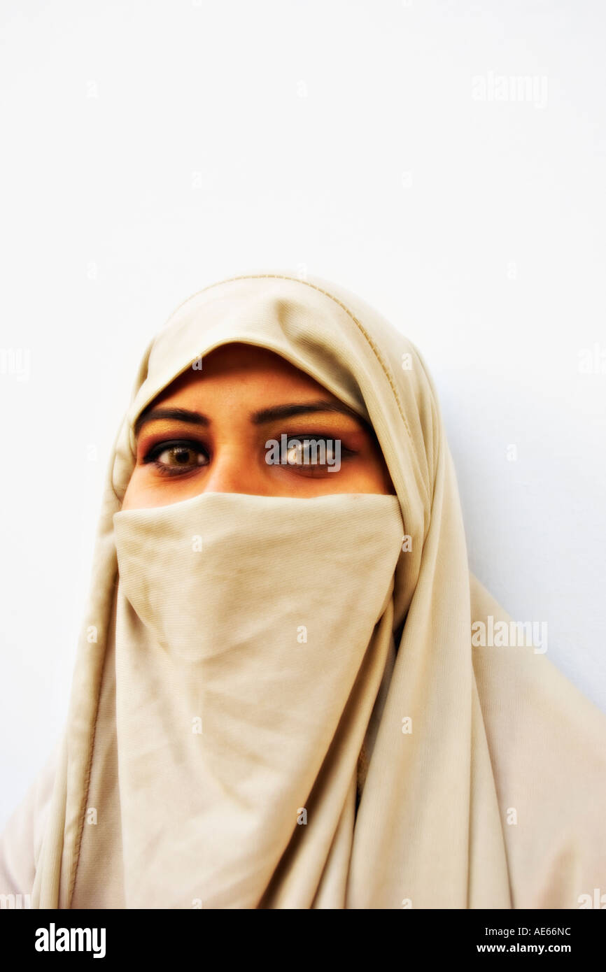 Belle femme porte le hijab Banque D'Images