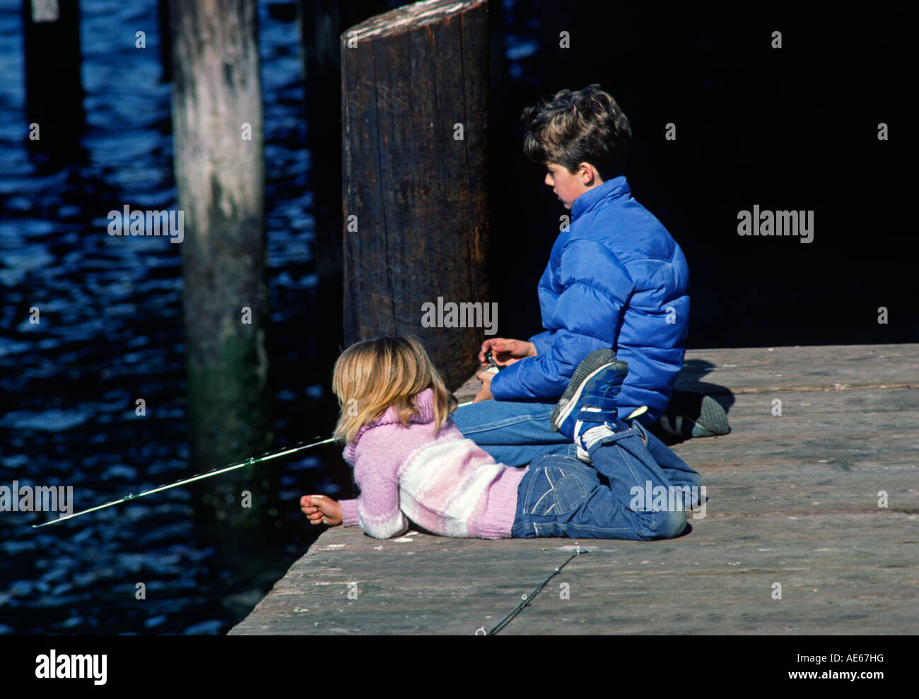 Les enfants pêcher au large de la station au port de Monterey en Californie Banque D'Images