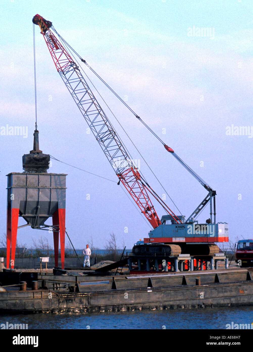 Comble de l'excavateur un silo avec le chargement d'une barge Banque D'Images