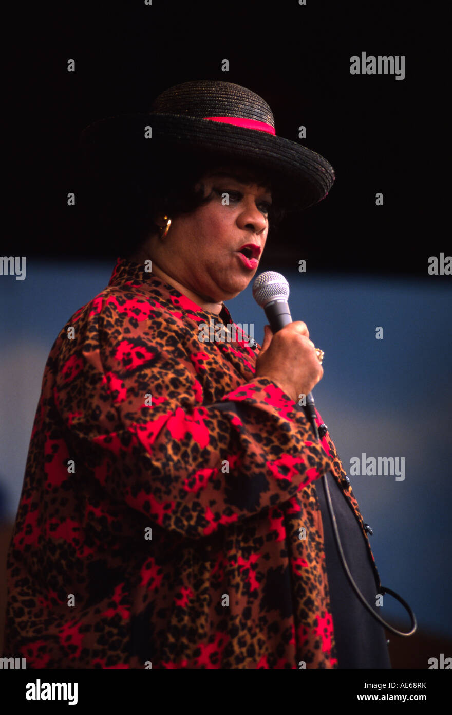 RUTH BROWN chante avec une expression faciale intense au festival de jazz de Monterey en Californie Banque D'Images