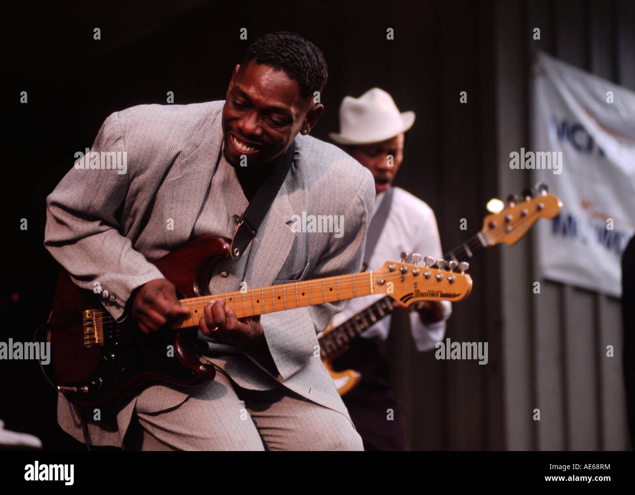 LUCKY PETERSON joue de la guitare au Festival de jazz de Monterey en Californie Banque D'Images