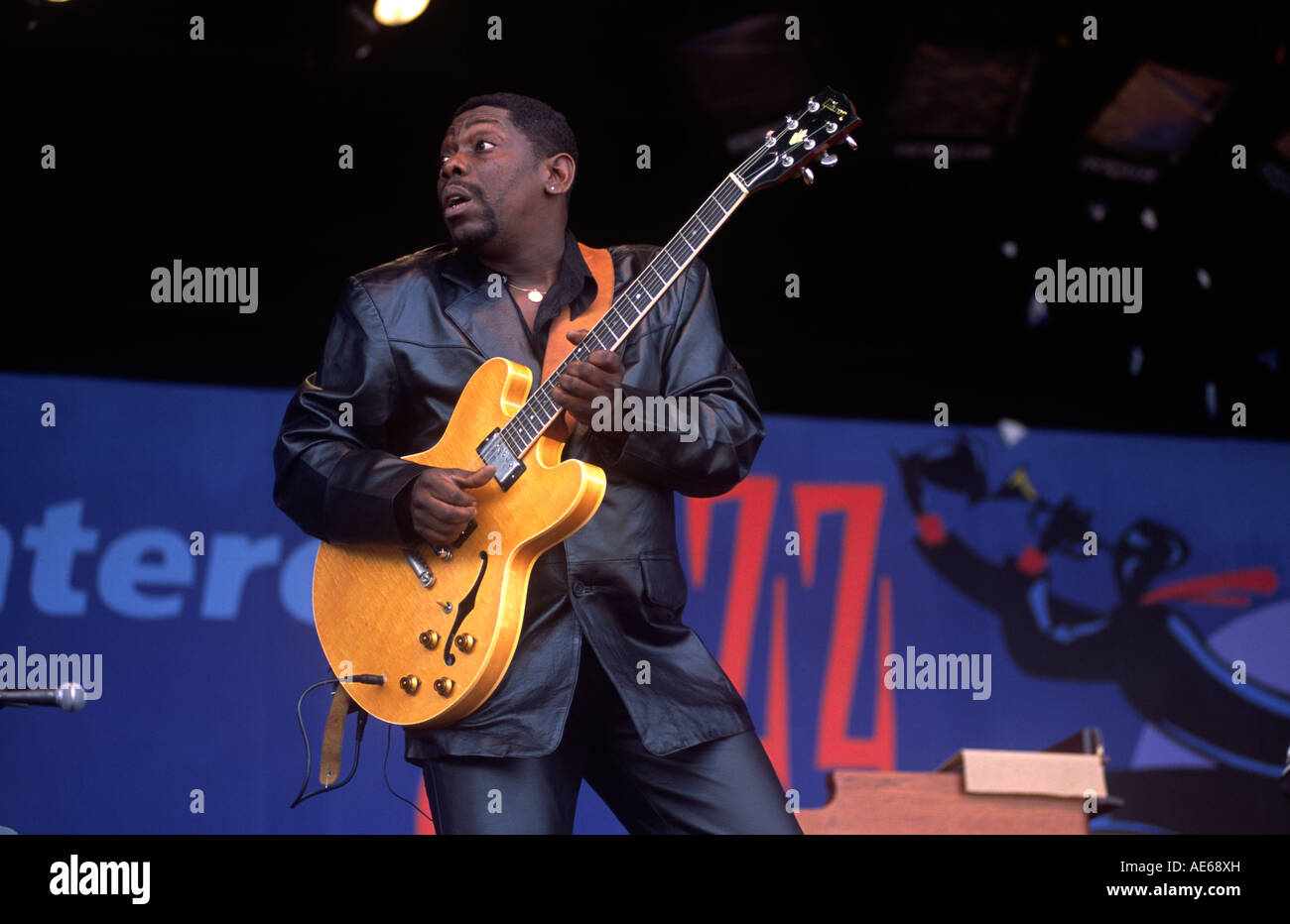 LUCKY PETERSON électrise la foule avec sa guitare et chant au festival de jazz de Monterey en Californie Banque D'Images