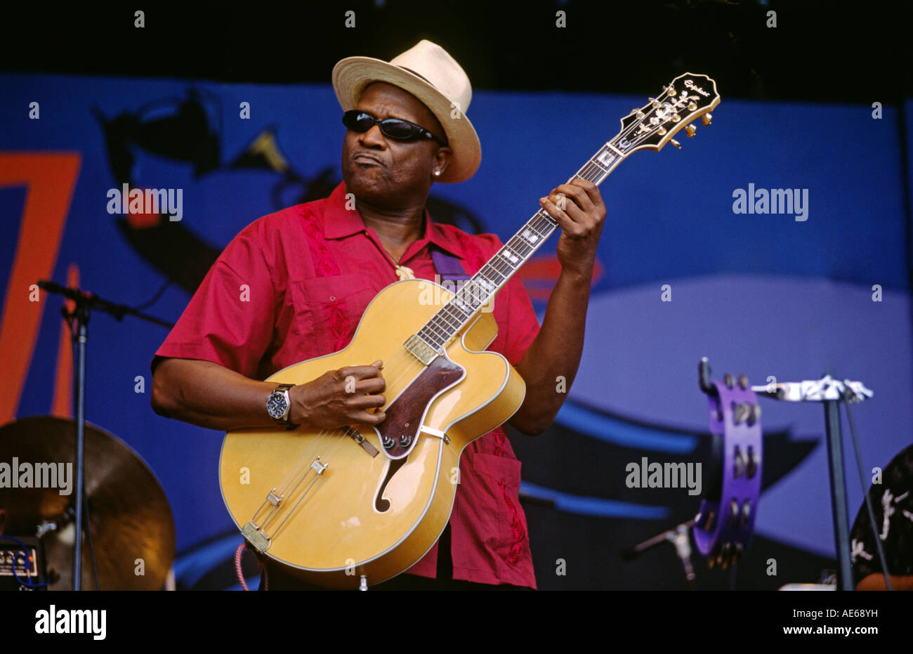 TAJ MAHAL joue avec une guitare acoustique au festival de jazz de Monterey en Californie Banque D'Images