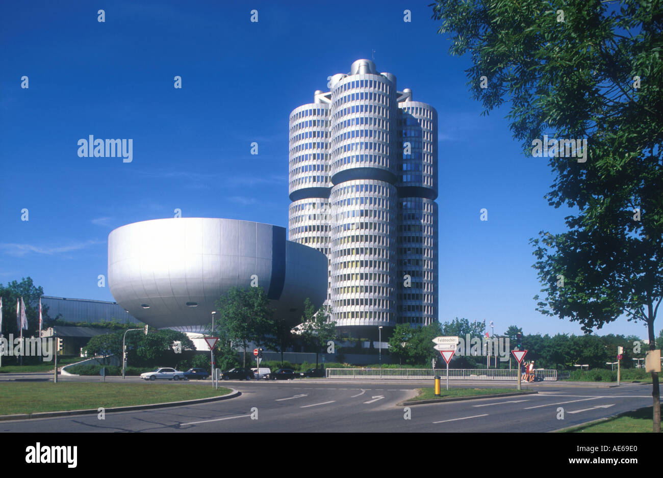 Bâtiment de l'administration de l'administration centrale BMW Bayerische Motorenwerke e un musée automobile j/Munich Bavaria Allemagne Europe Banque D'Images