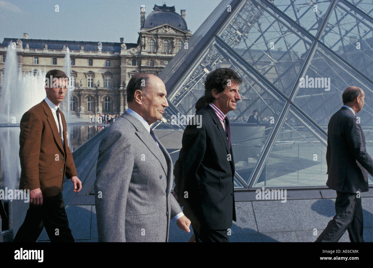 France le président de Paris François Mitterrand et le ministre de la Culture Jacques Lang à l'ouverture de la Pyramide du Louvre le 29 mars 1989. Banque D'Images