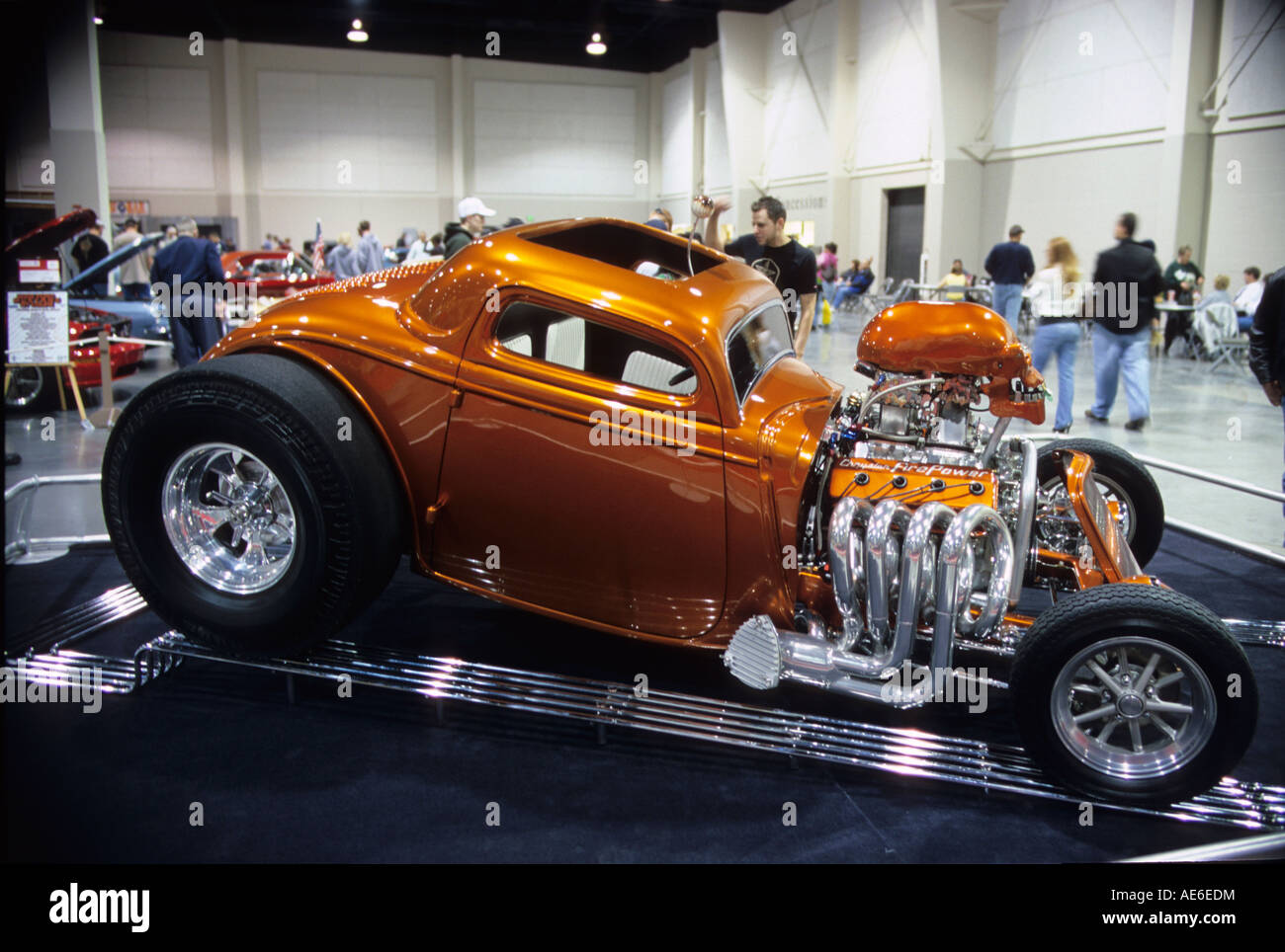 Voiture orange hot rod drag race roues pneus metal silver chrome show Banque D'Images