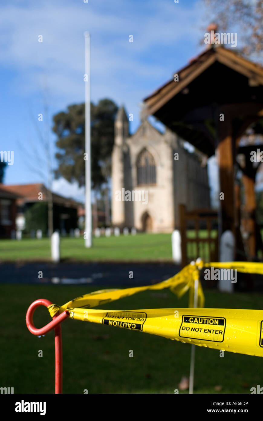 Ruban d'avertissement, avec chapelle de St Mary & St George, Guildford Grammar School, en arrière-plan. Guildford, l'ouest de l'Australie Banque D'Images