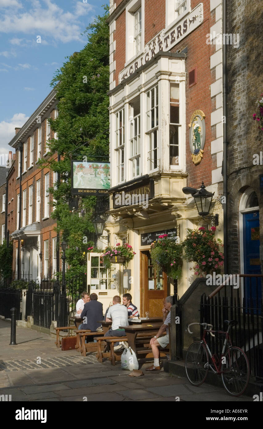 Richmond upon Thames Surrey England 2007 Hommes buvant à 'Le Cricketers Pub' public house le Green PHOTO HOMER SYKES Banque D'Images