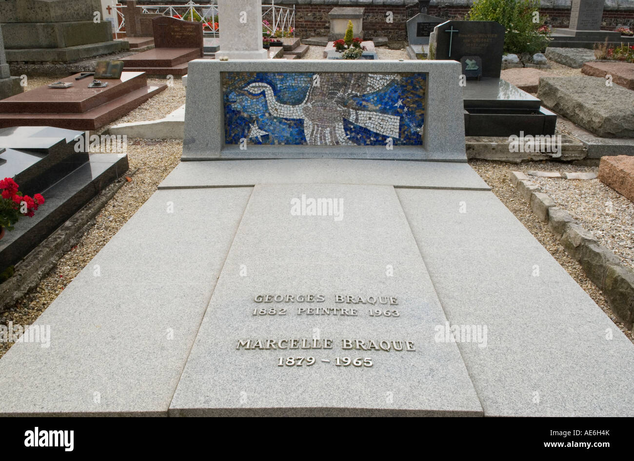 George Braque sa tombe à l'église Saint-Valery à Varengeville sur mer Normandie France HOMER SYKES Banque D'Images