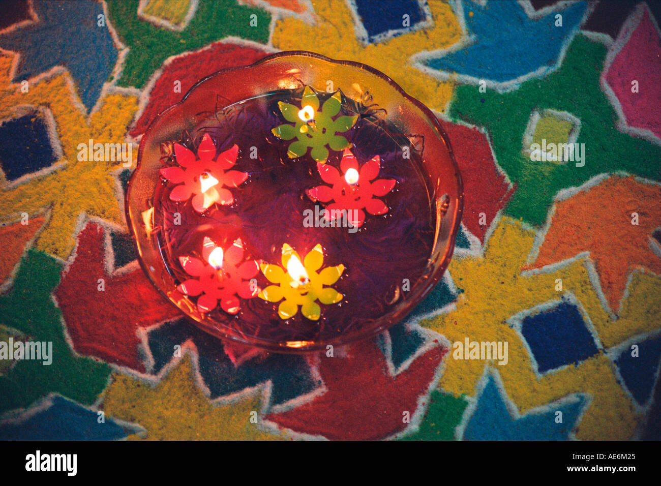 RHS71008 lampes à huile flottante et ci-dessous diwali Rangoli à l'entrée d'une classe moyenne urbaine accueil Bombay Mumbai Inde Banque D'Images