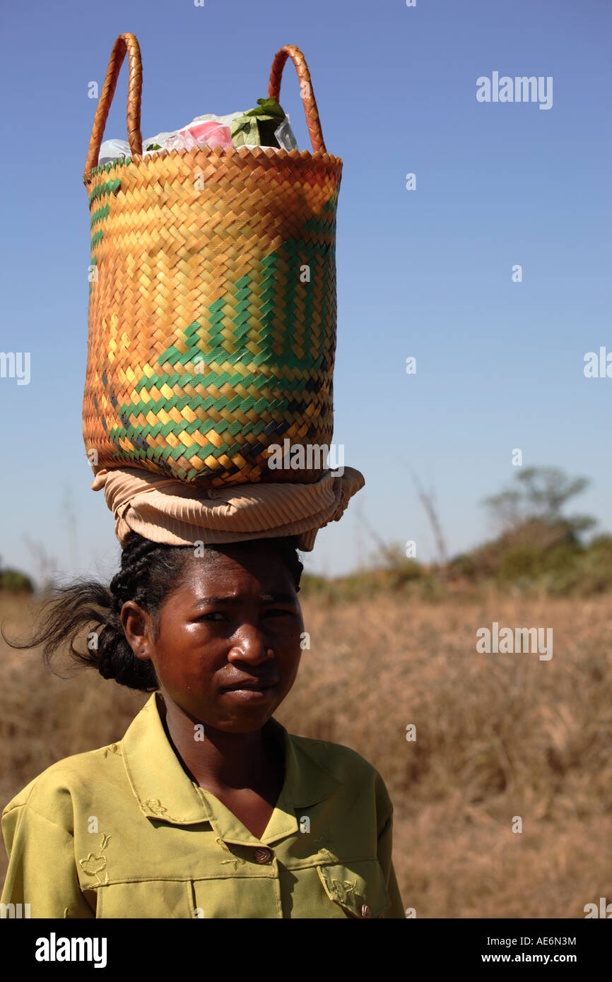 Sac Femme portant sur sa tête, Madagascar Banque D'Images