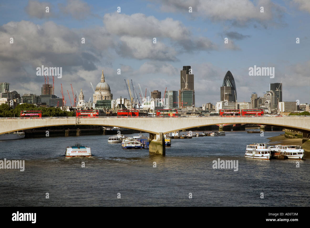 6 London bus à impériale rouge sur Waterloo Bridge et de la City de Londres en Angleterre Banque D'Images