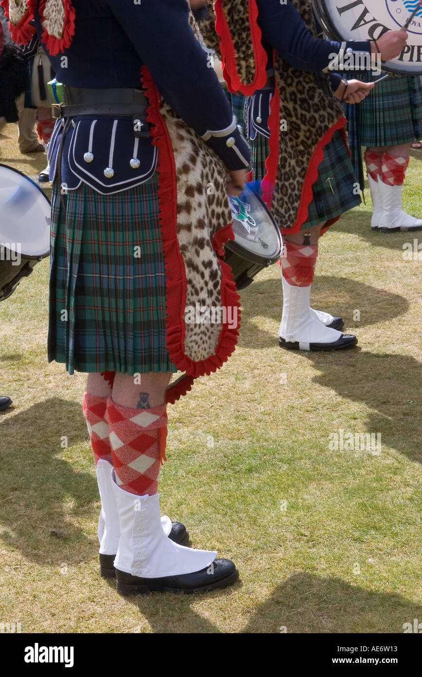 Uniformes écossais traditionnels tartan, chaussettes à motif kilt, jambes  avec spats; Plaid Highland robe de Scottish Pipe Band, Ecosse, Royaume-Uni  Photo Stock - Alamy