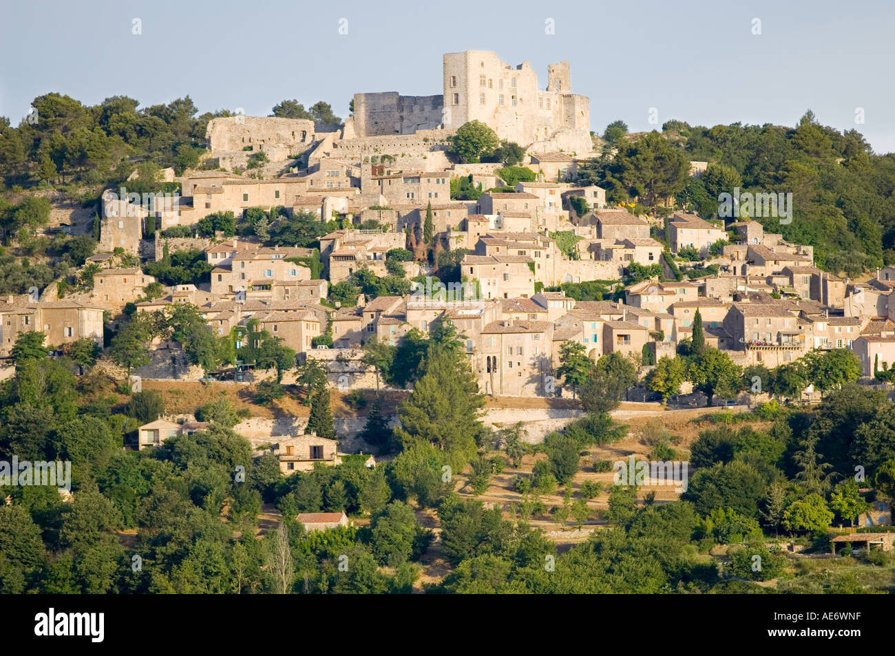 Le village perché de Lacoste en Provence Banque D'Images