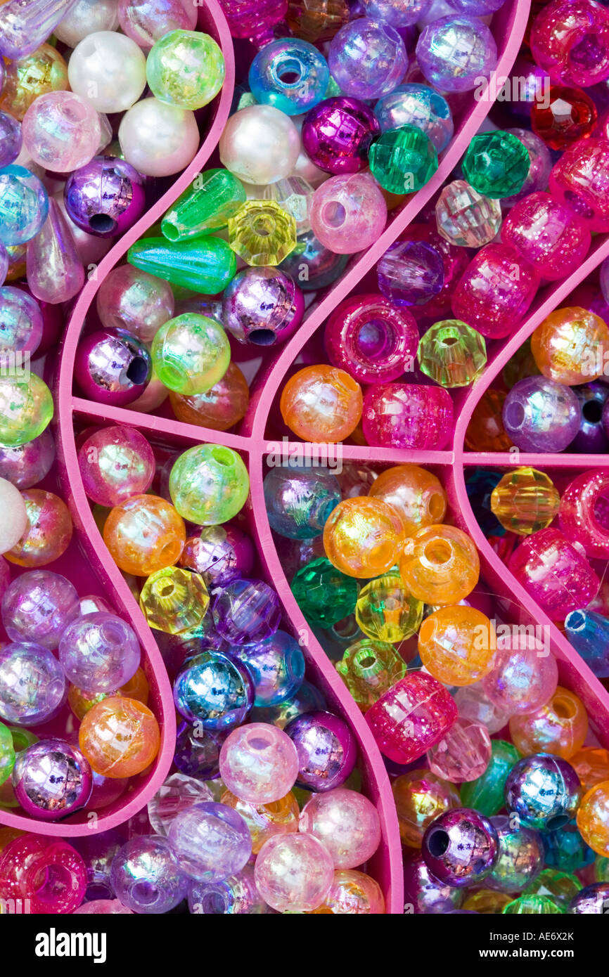 Perles de verre coloré dans une boîte en plastique - rose vif Banque D'Images