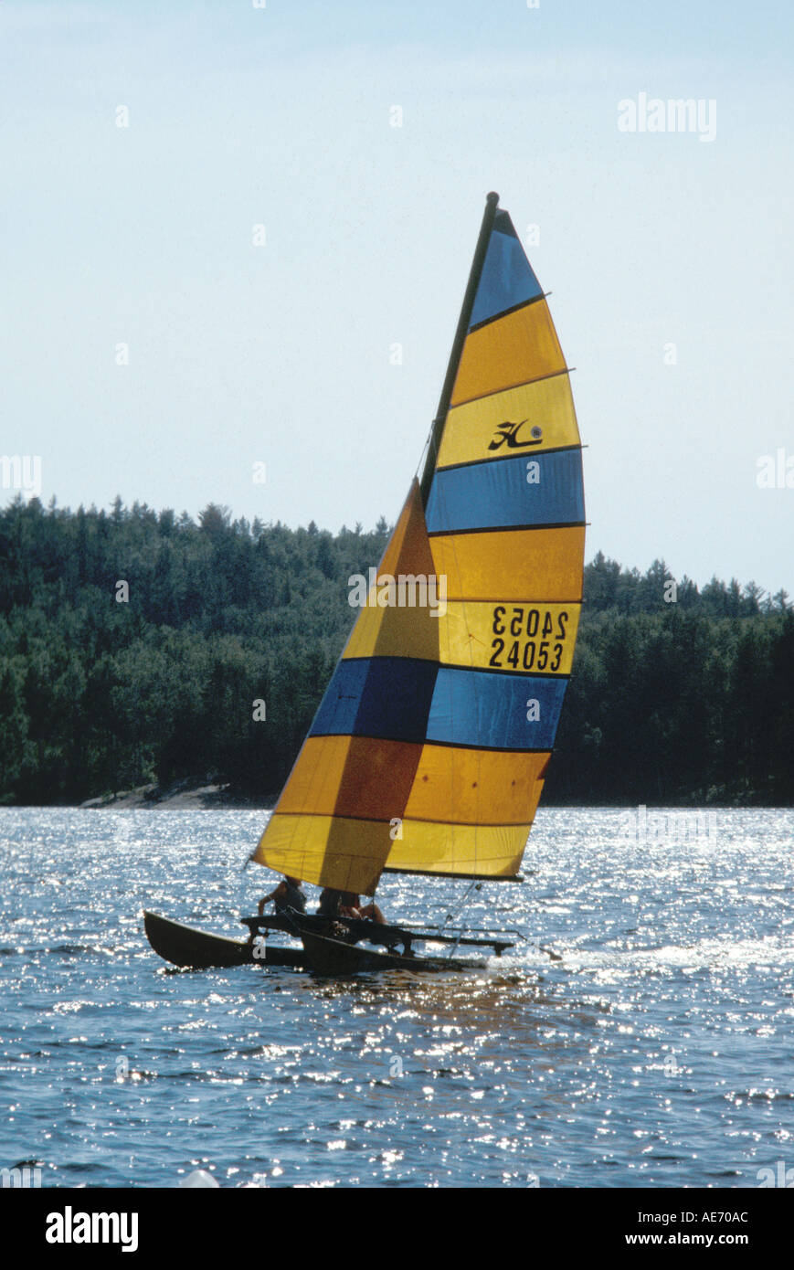 Voilier Hobie Cat en catamaran sur le lac Banque D'Images