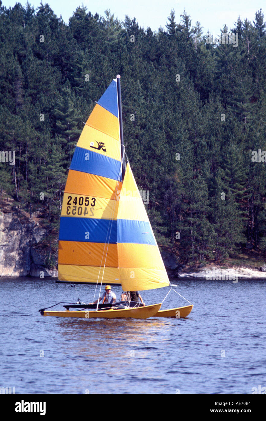 Voilier Hobie Cat en catamaran sur le lac Banque D'Images
