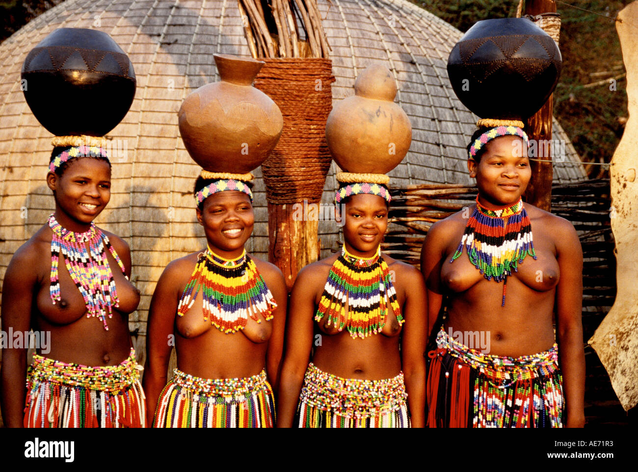 Zulu maidens transportant sur pots têtes à Shakaland au KwaZulu Natal, Afrique du Sud Banque D'Images
