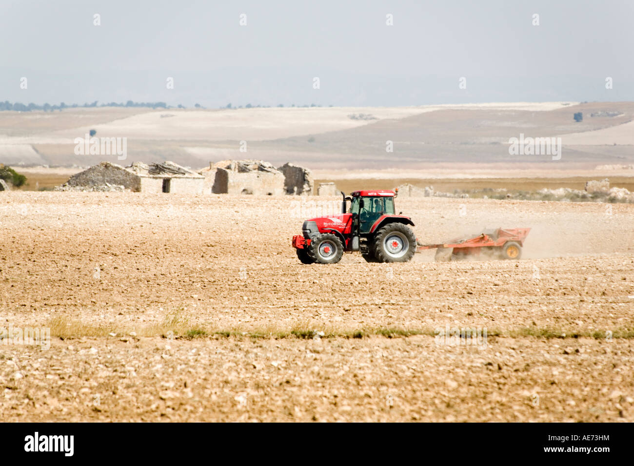 Le tracteur laboure un champ Banque D'Images
