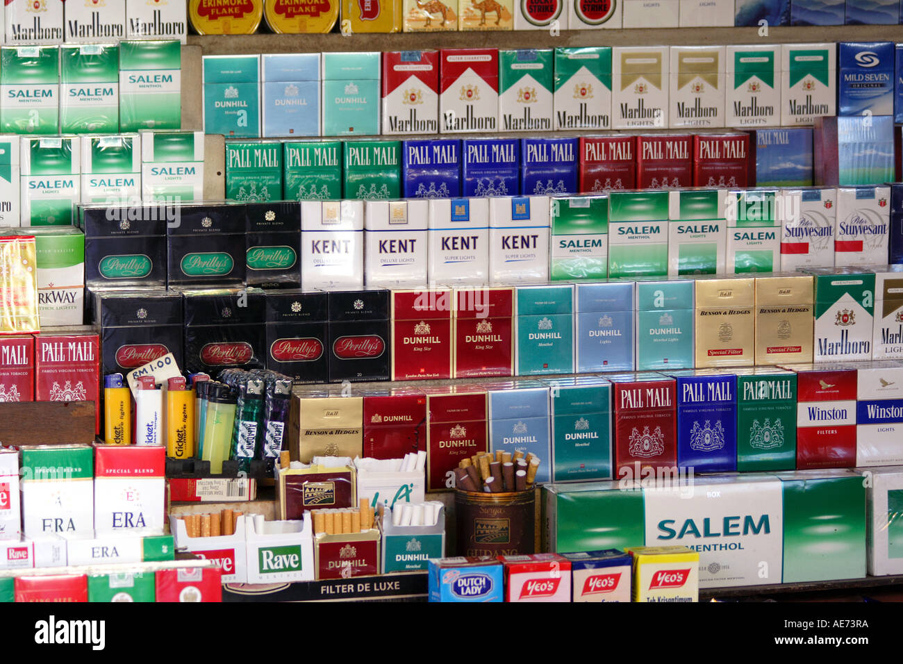Diverses marques de cigarettes, cigares et les produits du tabac vendus dans un marché à Kuching, Sarawak, Bornéo, Malaisie Banque D'Images
