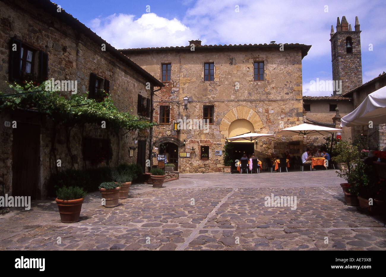 Piazza scène dans Monteriggioni, Toscane Banque D'Images