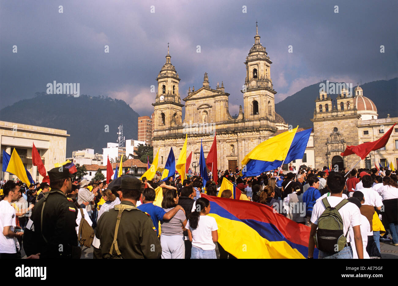 Cathédrale avec rassemblement politique Plaza de Bolivar à Bogota Colombie Banque D'Images