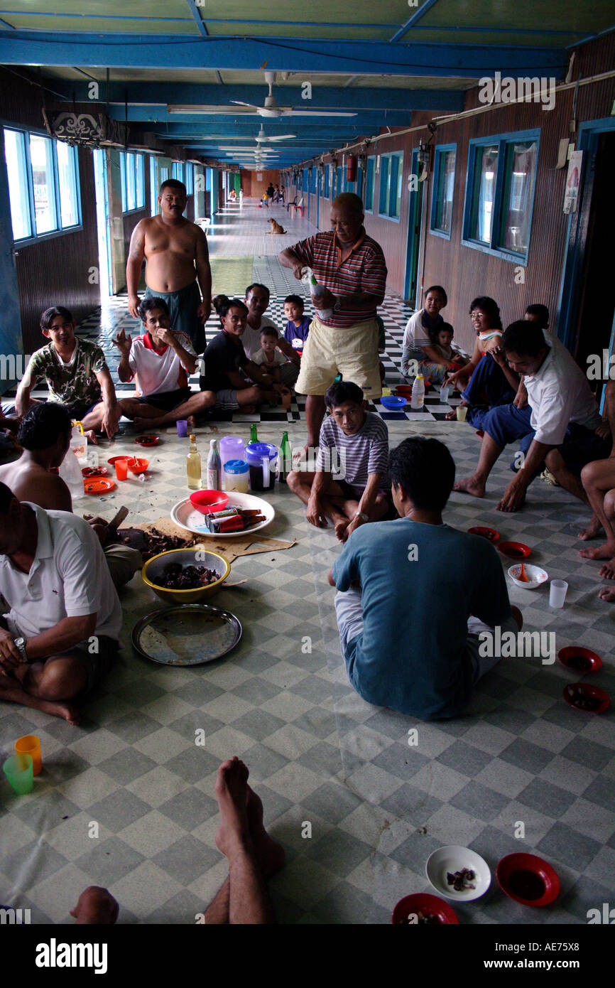 Célébration de Gawai Dayak et rituel à Rumah Engking, un Iban Longhouse traditionnelle, Kuching, Sarawak, Bornéo, Malaisie Banque D'Images