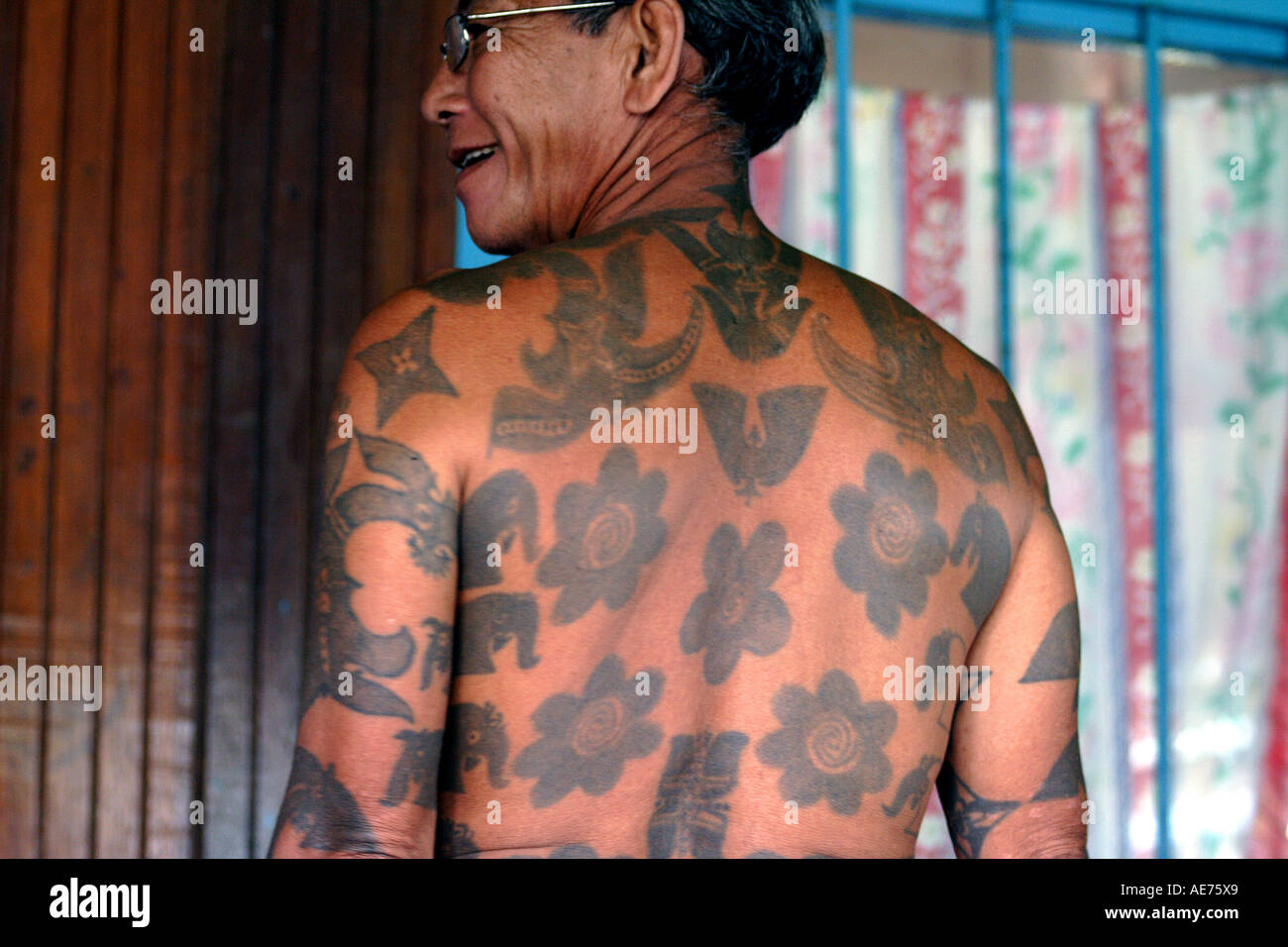 Homme à l'intérieur d'Iban tatoué fortement Rhuma Engking, une longue maison traditionnelle, Kapit, Sarawak, Bornéo, Malaisie Banque D'Images