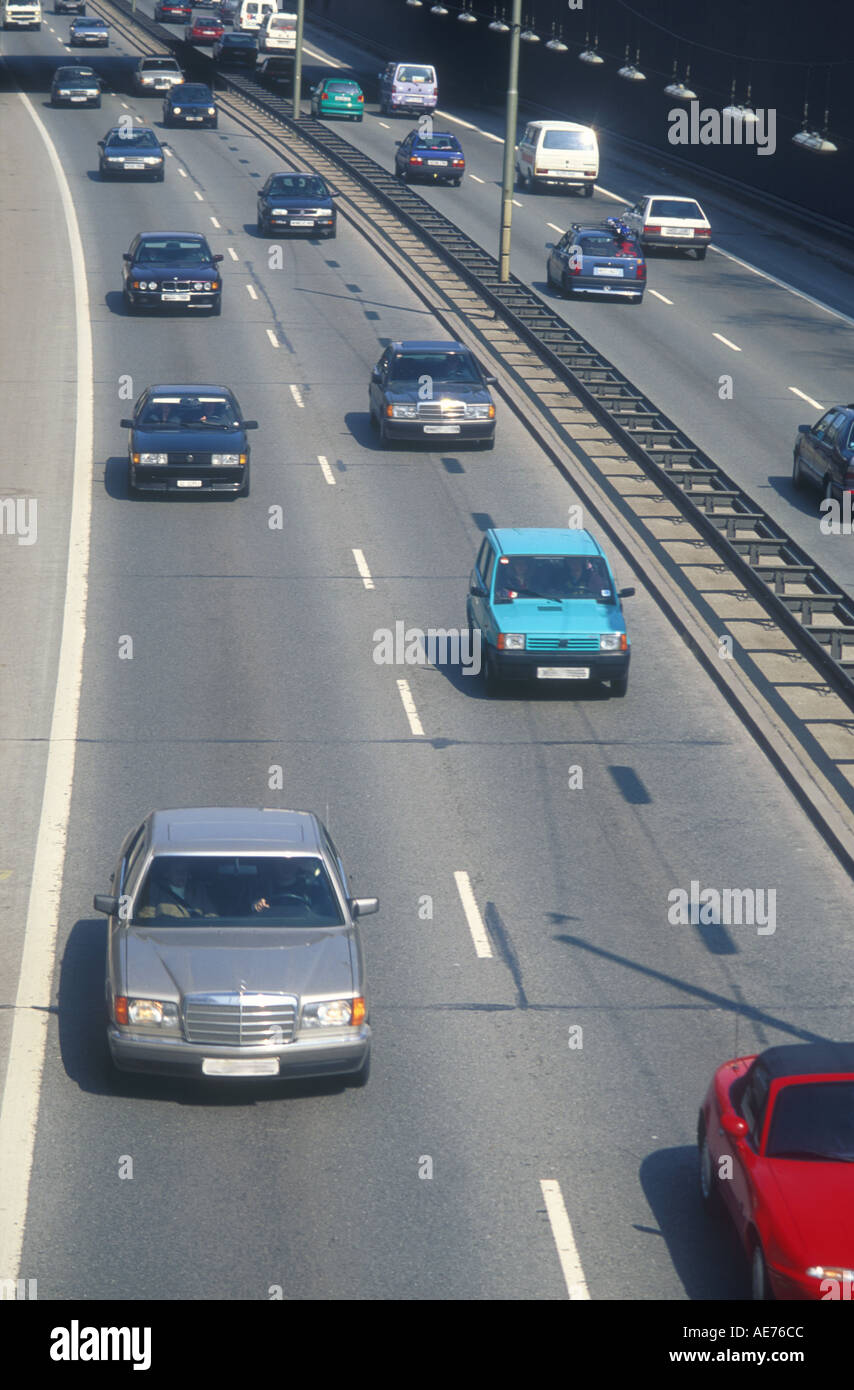 Automobiles autocars sur l'autoroute e autoroute urbaine Mittlerer Ring Munich Bavaria Allemagne Europe Banque D'Images